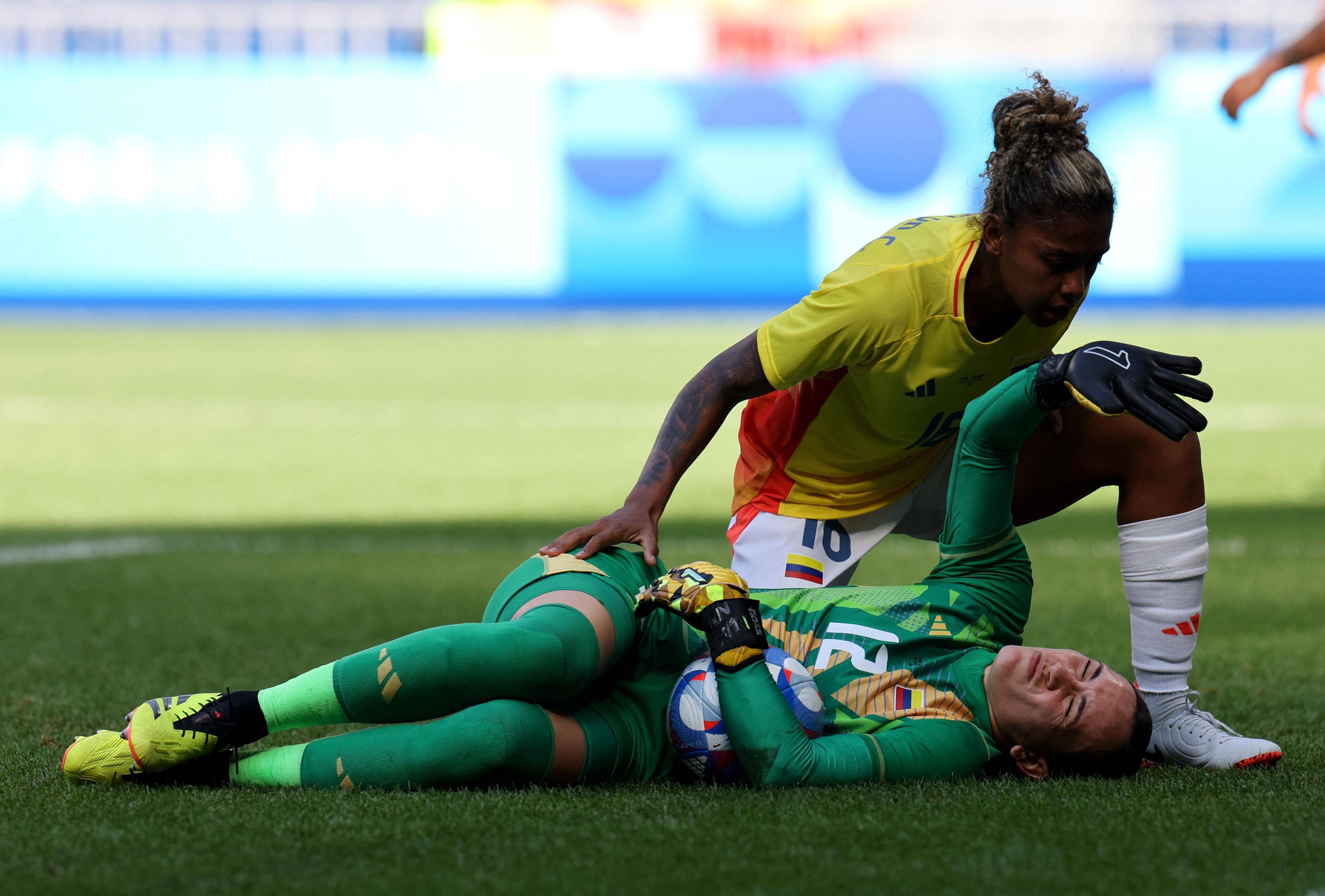 足球比赛中女性运动员的华丽脚法令人惊叹