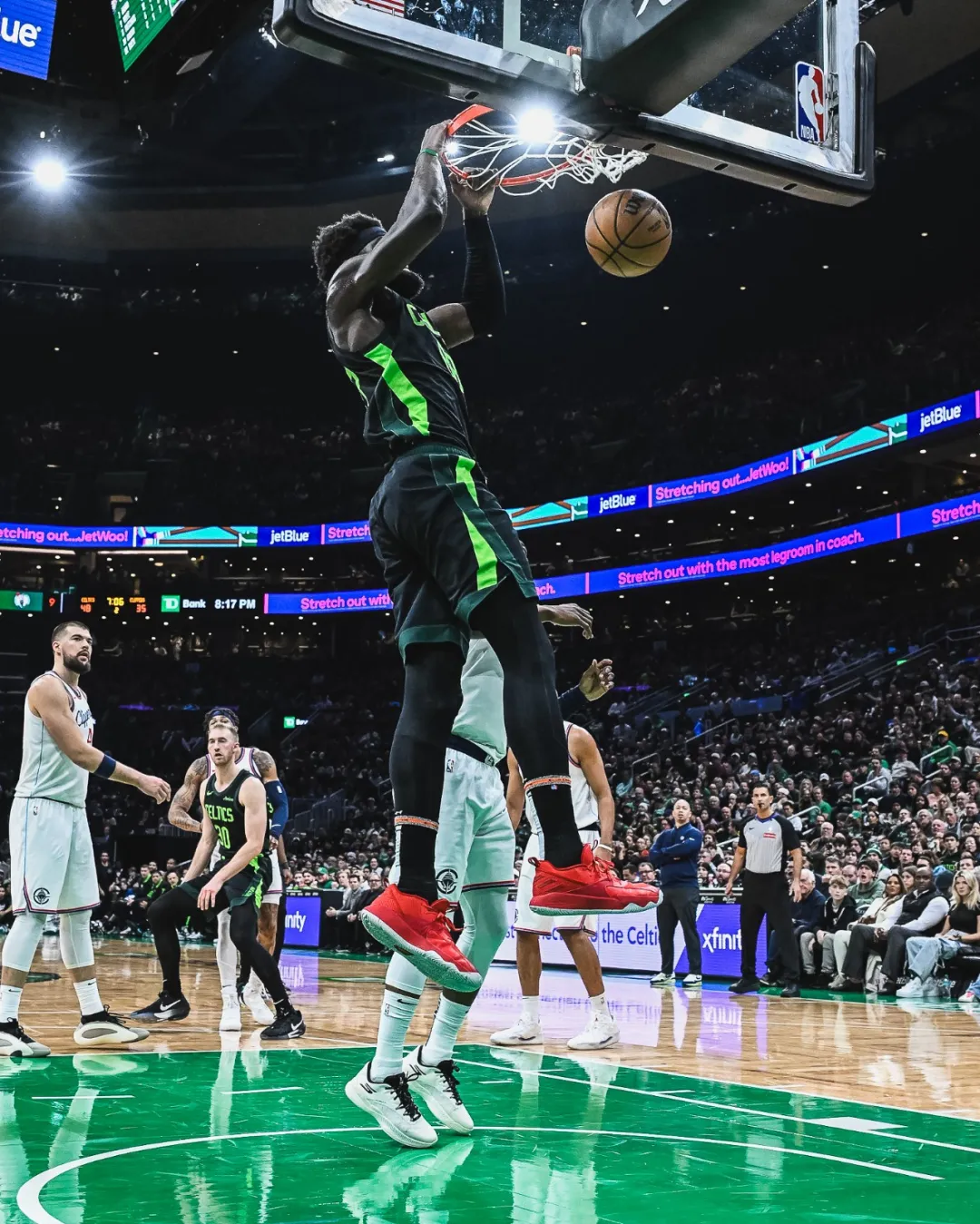 凯尔特人客场告捷快船队，遥遥领先分区