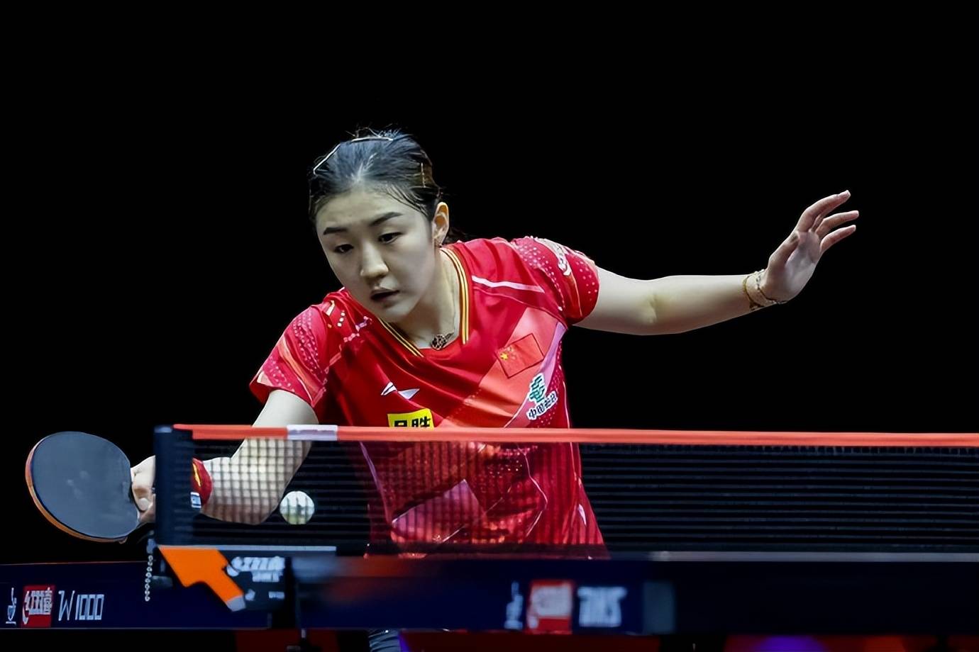 世锦赛瞩目比拼：女子球员勇夺冠军