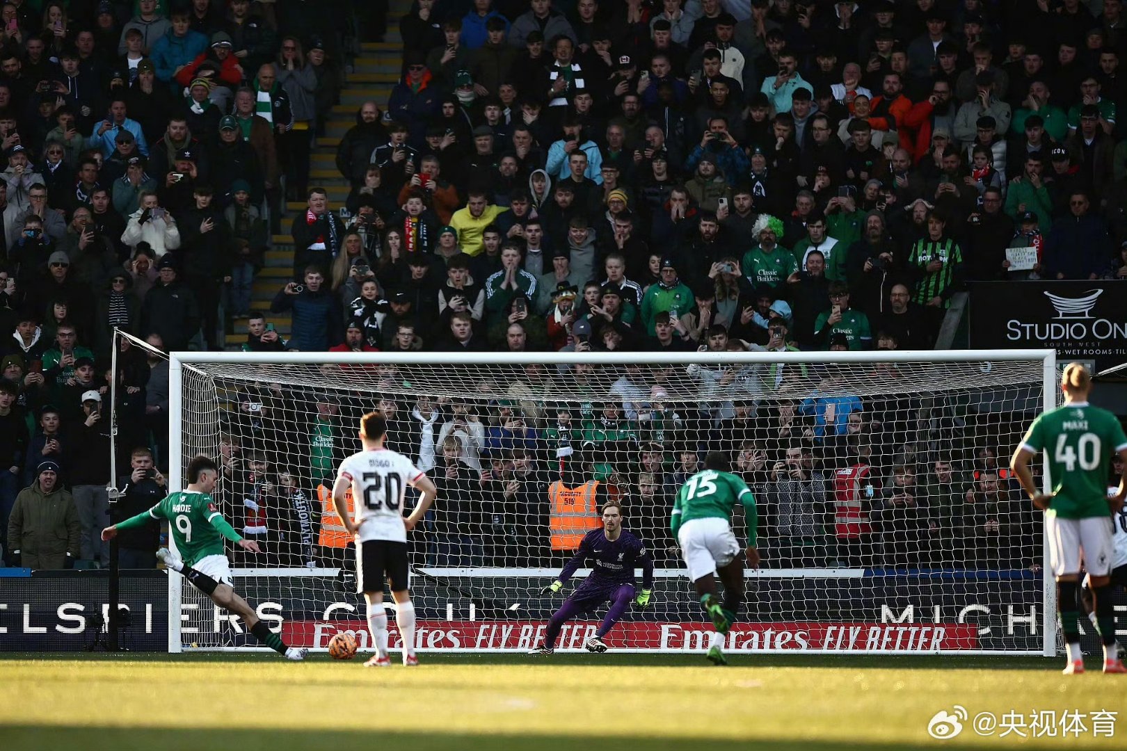 包含利物浦客场失利，领跑形势变得岌岌可危的词条