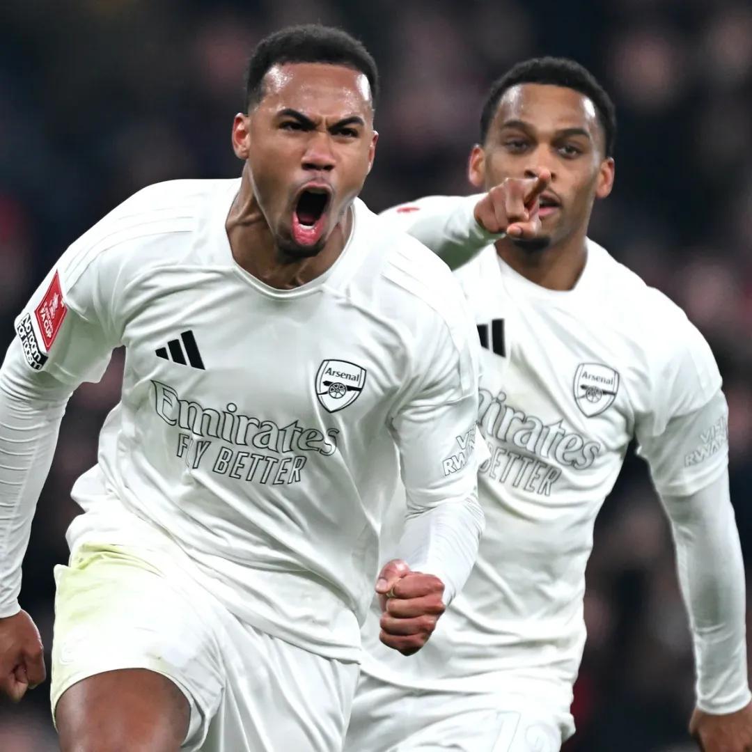 关于阿森纳头球破门+点球绝杀，C罗遭遇联赛三连败的信息