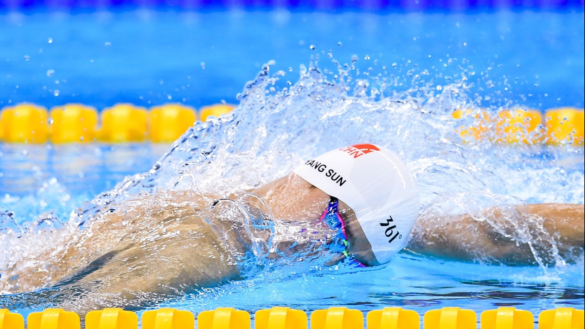 库里重返赛场，败北首场状态出色，日本队观众沸腾！赛场气氛高涨